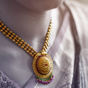 Collier médaille fleurie